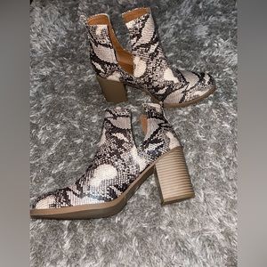 Never worn, great condition